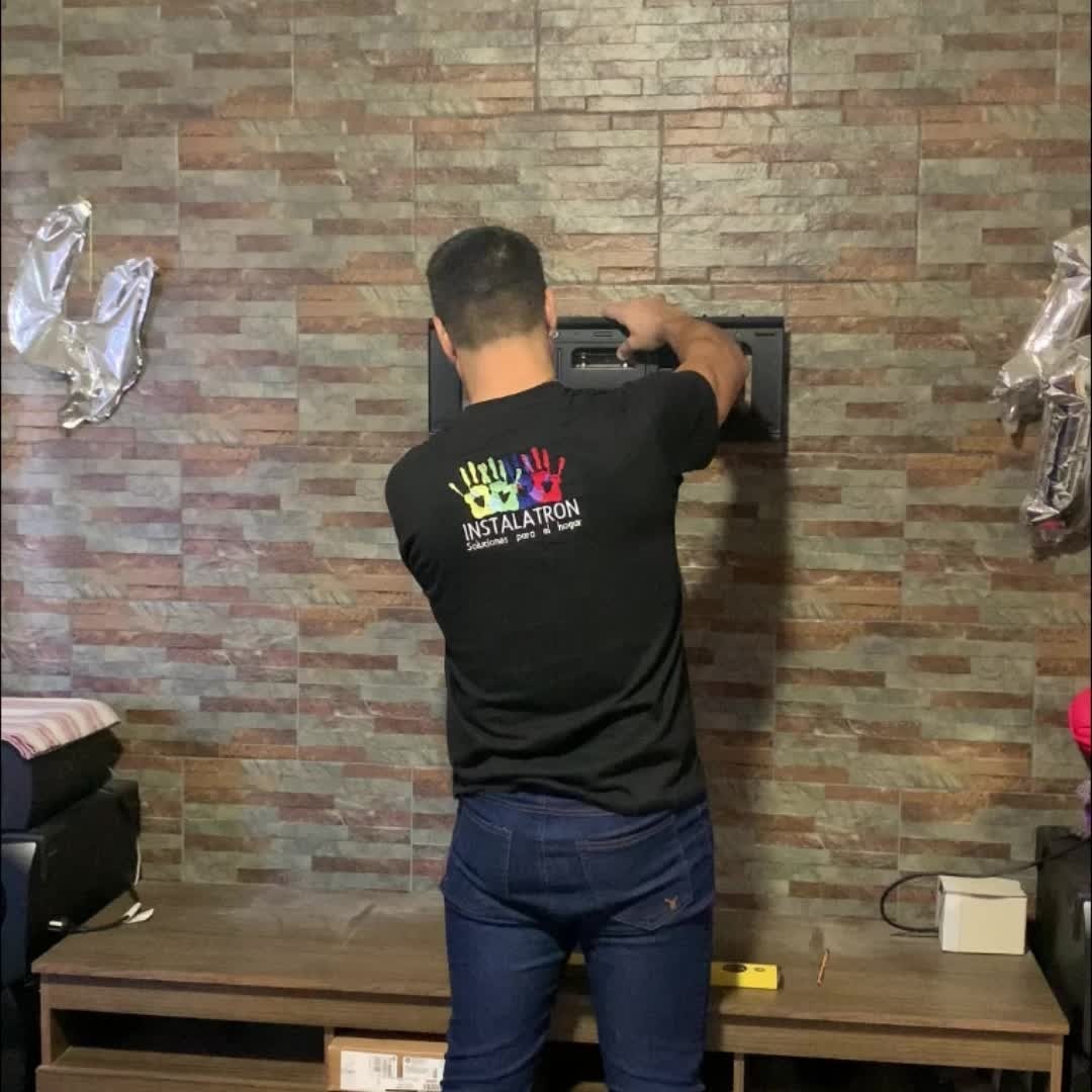 Primer plano de un brazo articulado premium para TV